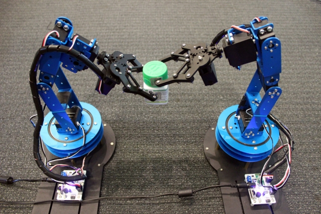 Robot Inteligente Con Movimientos Quepeños